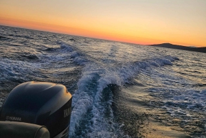 Sarandë: Bootsfahrt bei Sonnenuntergang mit lokalem Wein