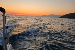 Sarandë: Bootsfahrt bei Sonnenuntergang mit lokalem Wein
