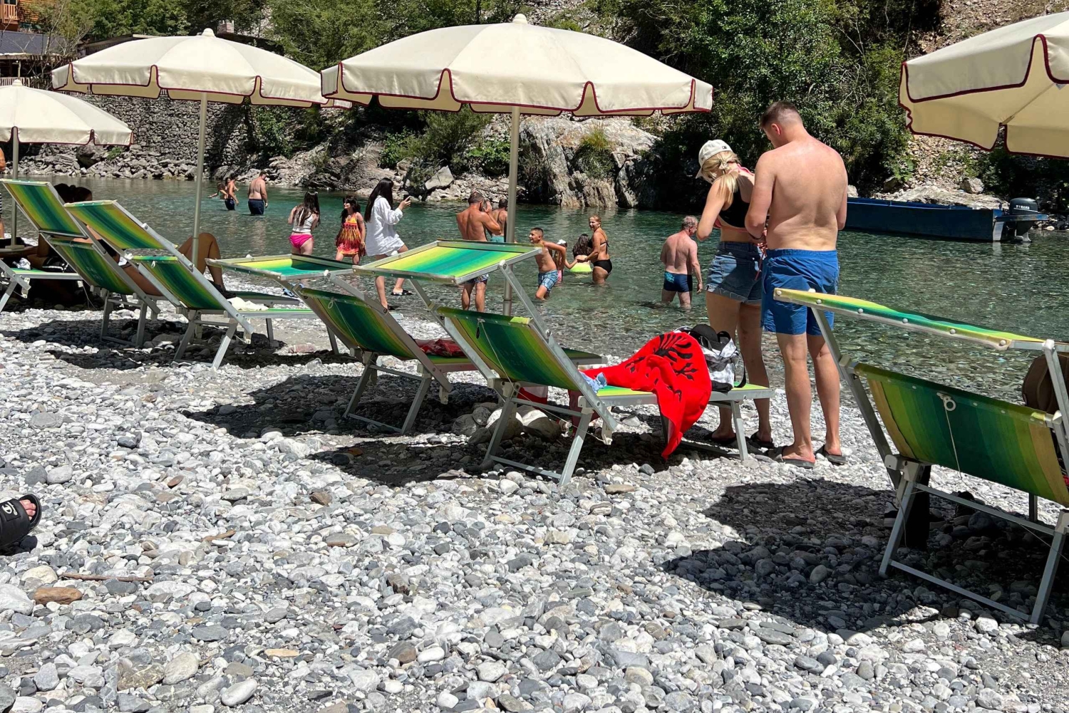 Dagstur fra Tirana til elven Shala og innsjøen Komani