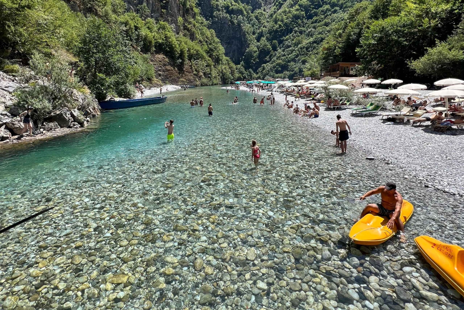 Dagstur fra Tirana til elven Shala og innsjøen Komani