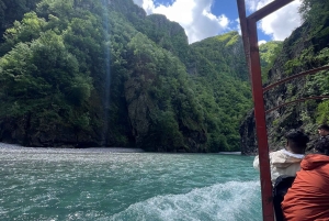 Dagstur fra Tirana til elven Shala og innsjøen Komani