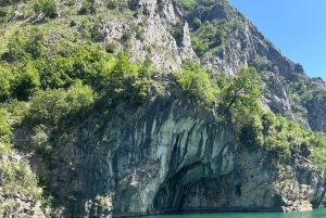 Dagstur fra Tirana til elven Shala og innsjøen Komani