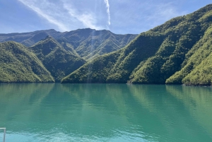 Dagstur fra Tirana til elven Shala og innsjøen Komani