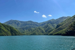 Dagstur fra Tirana til elven Shala og innsjøen Komani