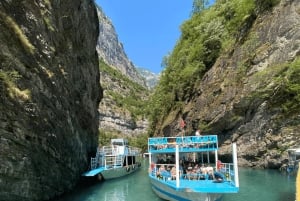 Shkodër: excursión de un día al lago Komani en ferry, kayak y senderismo