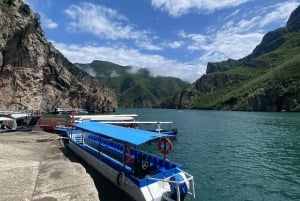 Shkodër: excursión de un día al lago Komani en ferry, kayak y senderismo