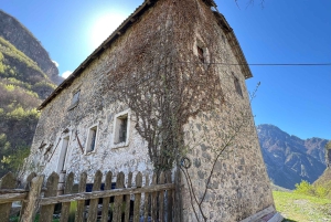 Shkodër : excursion d'une journée dans le parc national de Thethi avec un guide de la région