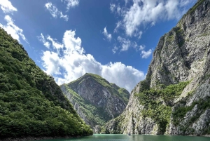 Shkoder: Transport til Valbona/Theth/Shala-elven. Begge veier.