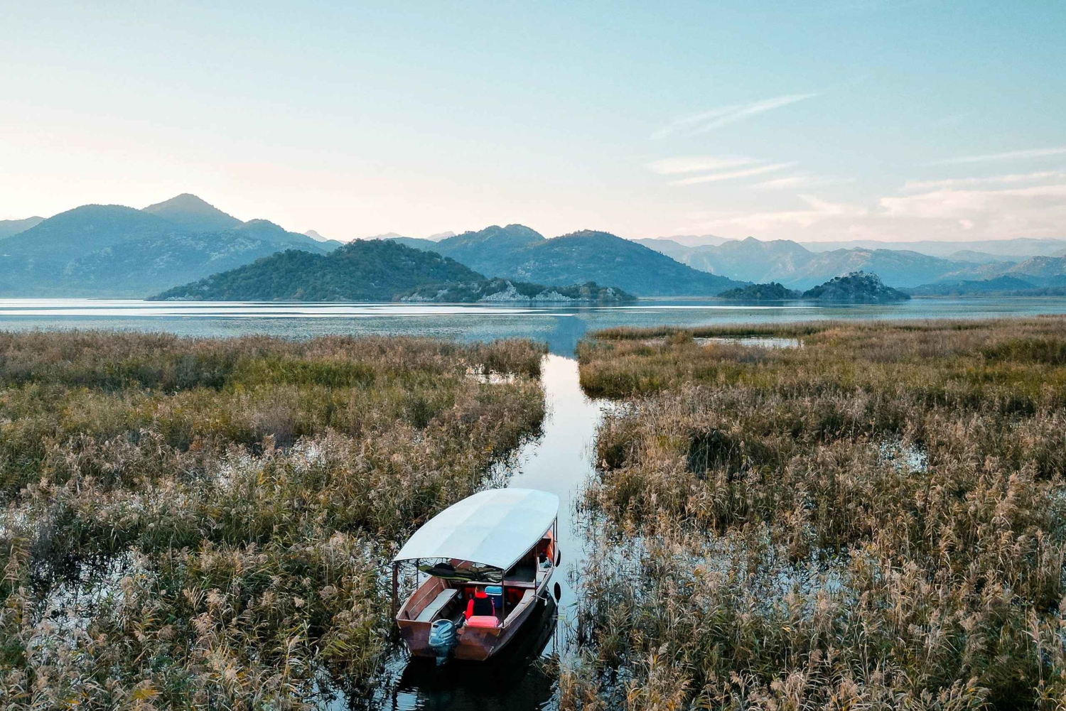 Skadar-See: Geführte Bootstour bei Sonnenuntergang mit Holzboot & Wein