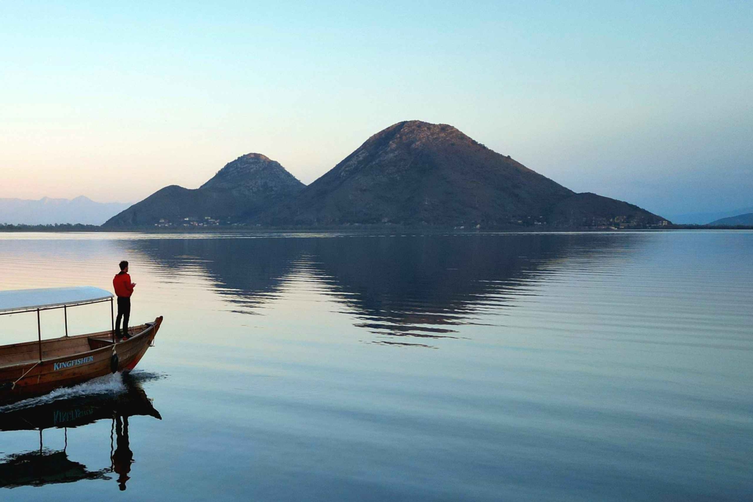 Skadar-See: Geführte Bootstour bei Sonnenuntergang mit Holzboot & Wein