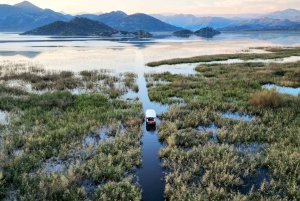 Skadar-See: Geführte Bootstour bei Sonnenuntergang mit Holzboot & Wein