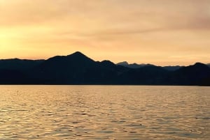 Skadar-See: Geführte Bootstour bei Sonnenuntergang mit Holzboot & Wein