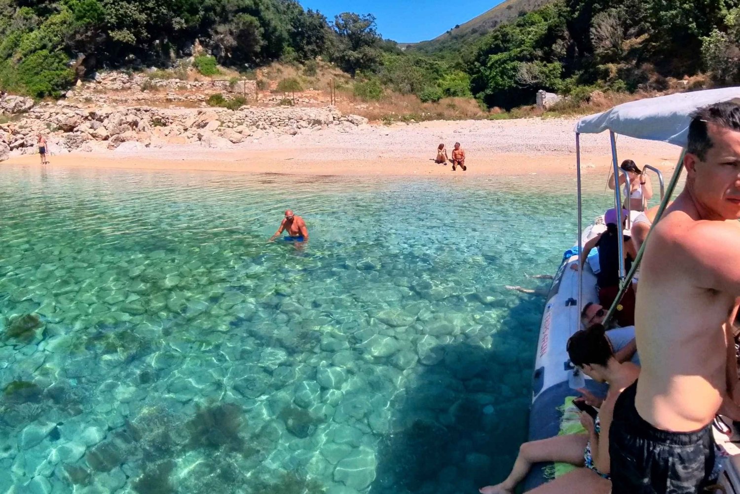 Snorkel e caminhada nas Grama Caves, Englishman Bay e Smugglers Canyon