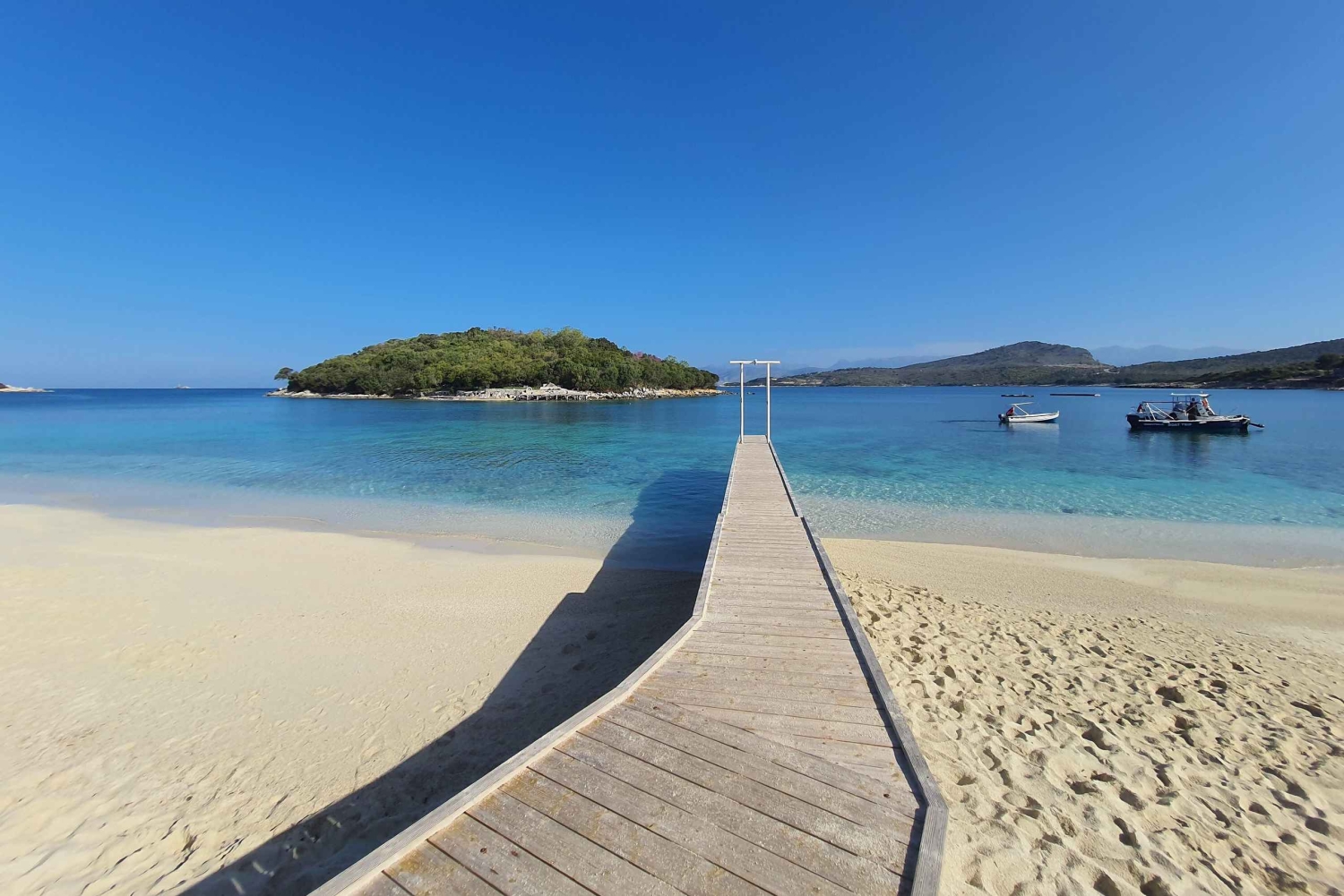 Snorkla till de exotiska öarna Ksamil och Pigeon Cave