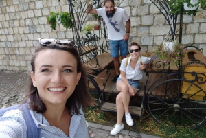 Socializando com Bonnie: Experiência de excursão a pé em Tirana