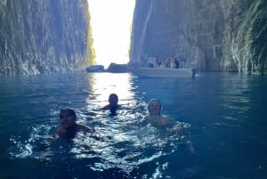 Vlorë: Excursión de un día en lancha rápida a la isla de Sazan y la cueva de Haxhi Ali