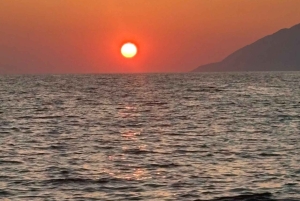 Passeio de barco ao pôr do sol de Himara à Gruta do Pirata