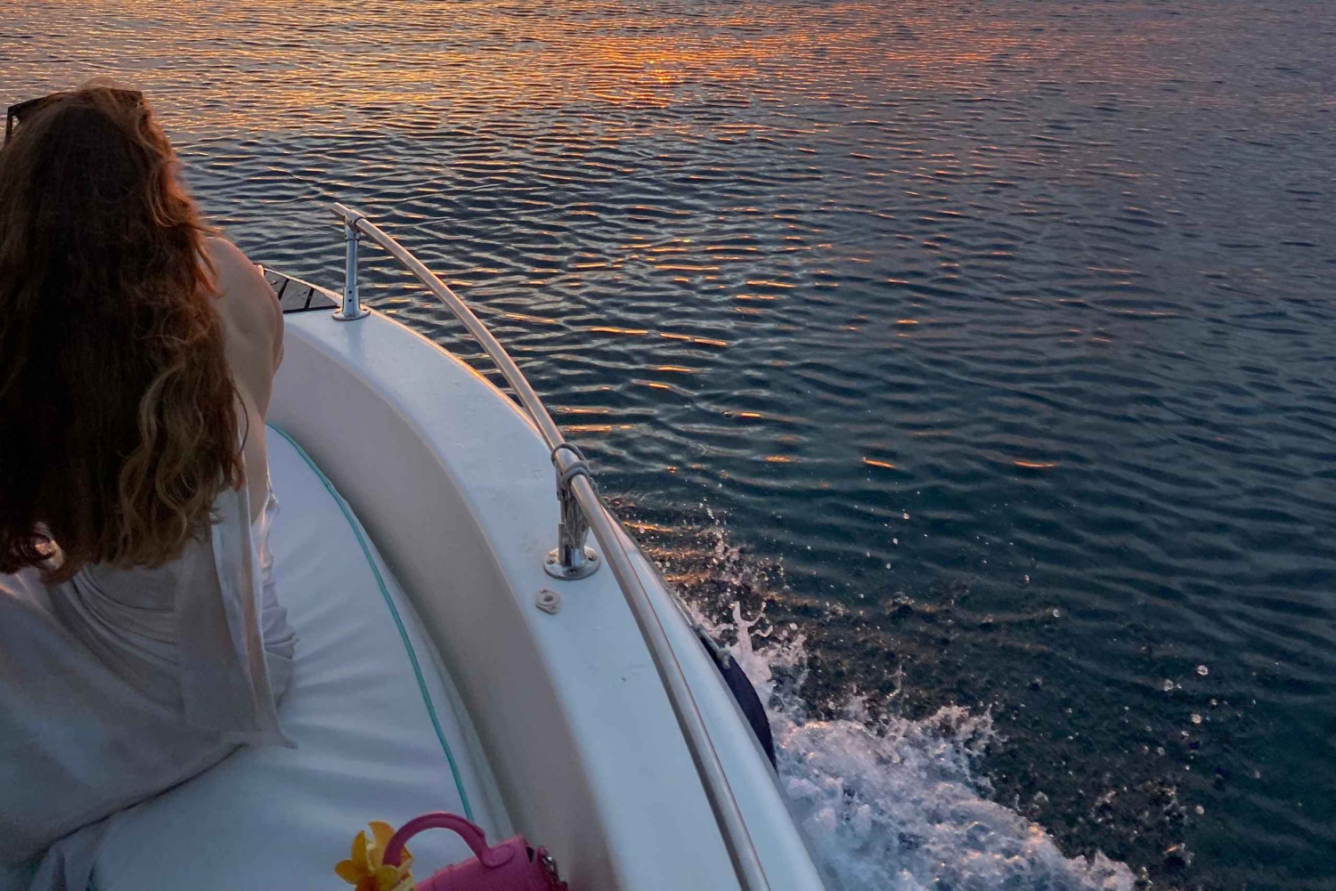 Puesta de sol navegando hacia las islas de Ksamil con frutas y bebidas.