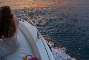 Puesta de sol navegando hacia las islas de Ksamil con frutas y bebidas.