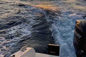 Puesta de sol navegando hacia las islas de Ksamil con frutas y bebidas.