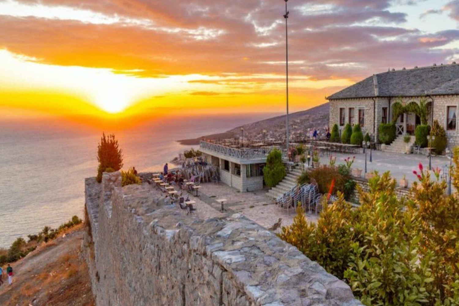 Sonnenuntergang in Saranda: Waldquellen und Burg