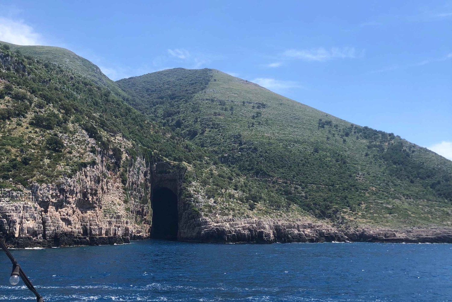 Tirana: tour guiado de 3 días con excursión en barco e historia.