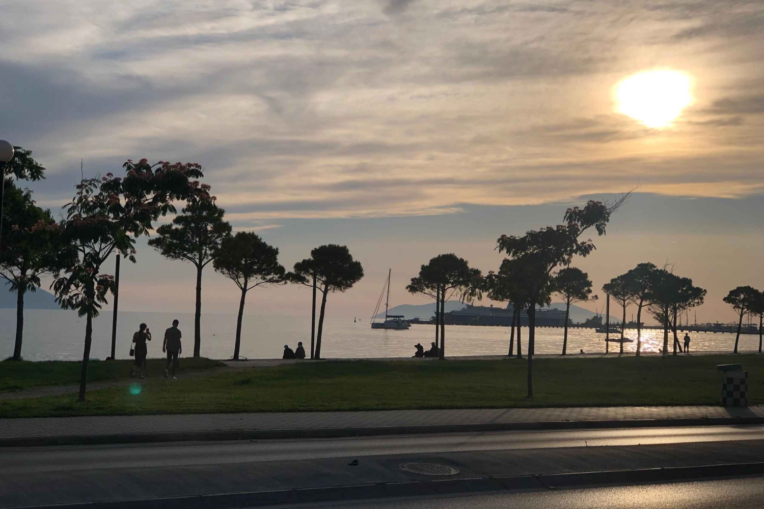 Tirana: tour guiado de 3 días con excursión en barco e historia.