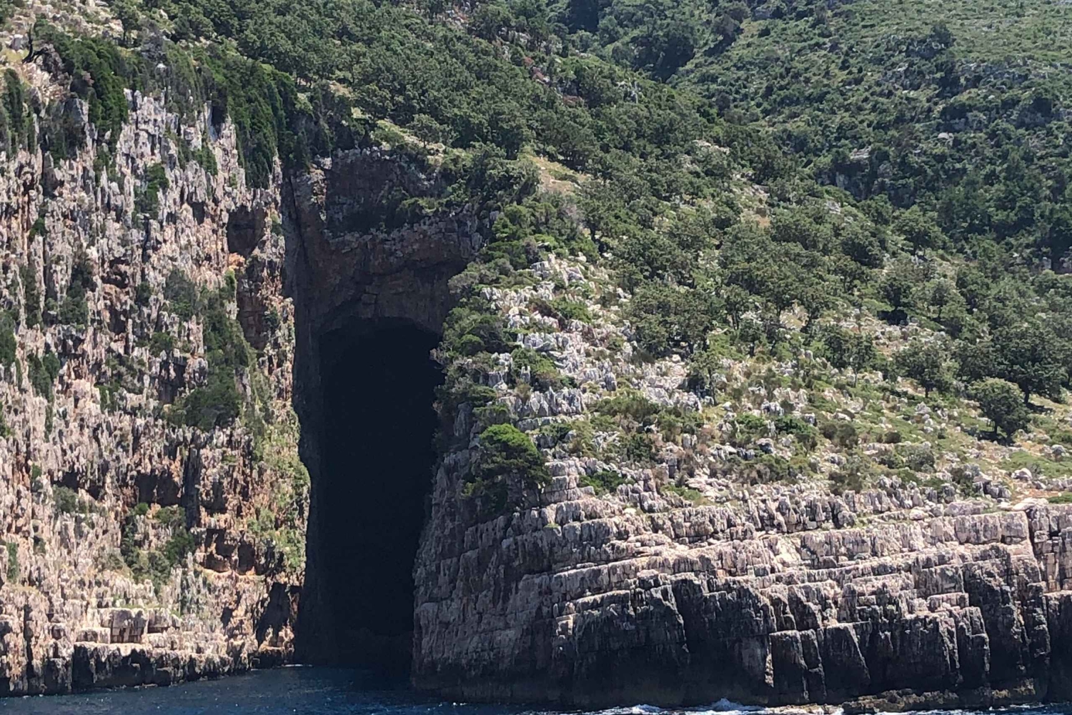 Tirana: tour guiado de 3 días con excursión en barco e historia.