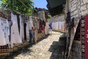 Tirana: tour guiado de 3 días con excursión en barco e historia.