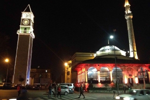 Tirana mellom lys og mørke.