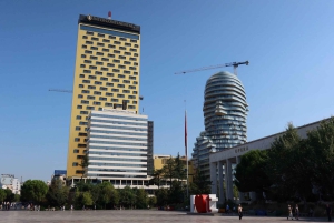 Tirana mellom lys og mørke.