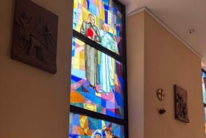 Tirana mellom lys og mørke.