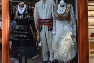 Tirana mellom lys og mørke.