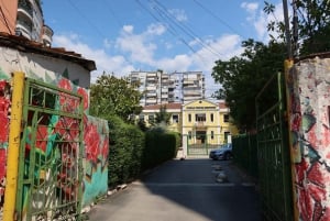 Tirana mellom lys og mørke.