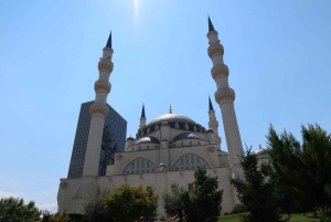 Tirana mellom lys og mørke.