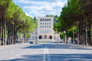 Visite guidée de Tirana à vélo avec un guide de la région en anglais ou en tchèque