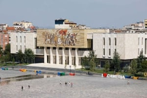 Visite guidée de Tirana à vélo avec un guide de la région en anglais ou en tchèque