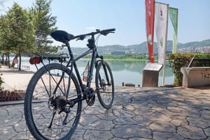 Visite guidée de Tirana à vélo avec un guide de la région en anglais ou en tchèque