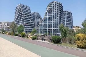 Visite guidée de Tirana à vélo avec un guide de la région en anglais ou en tchèque