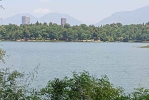 Visite guidée de Tirana à vélo avec un guide de la région en anglais ou en tchèque