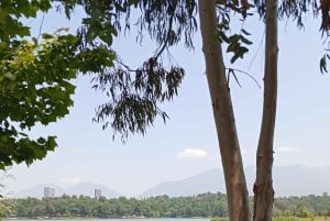 Visite guidée de Tirana à vélo avec un guide de la région en anglais ou en tchèque