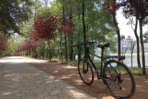 Visite guidée de Tirana à vélo avec un guide de la région en anglais ou en tchèque