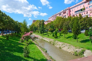 Visite guidée de Tirana à vélo avec un guide de la région en anglais ou en tchèque