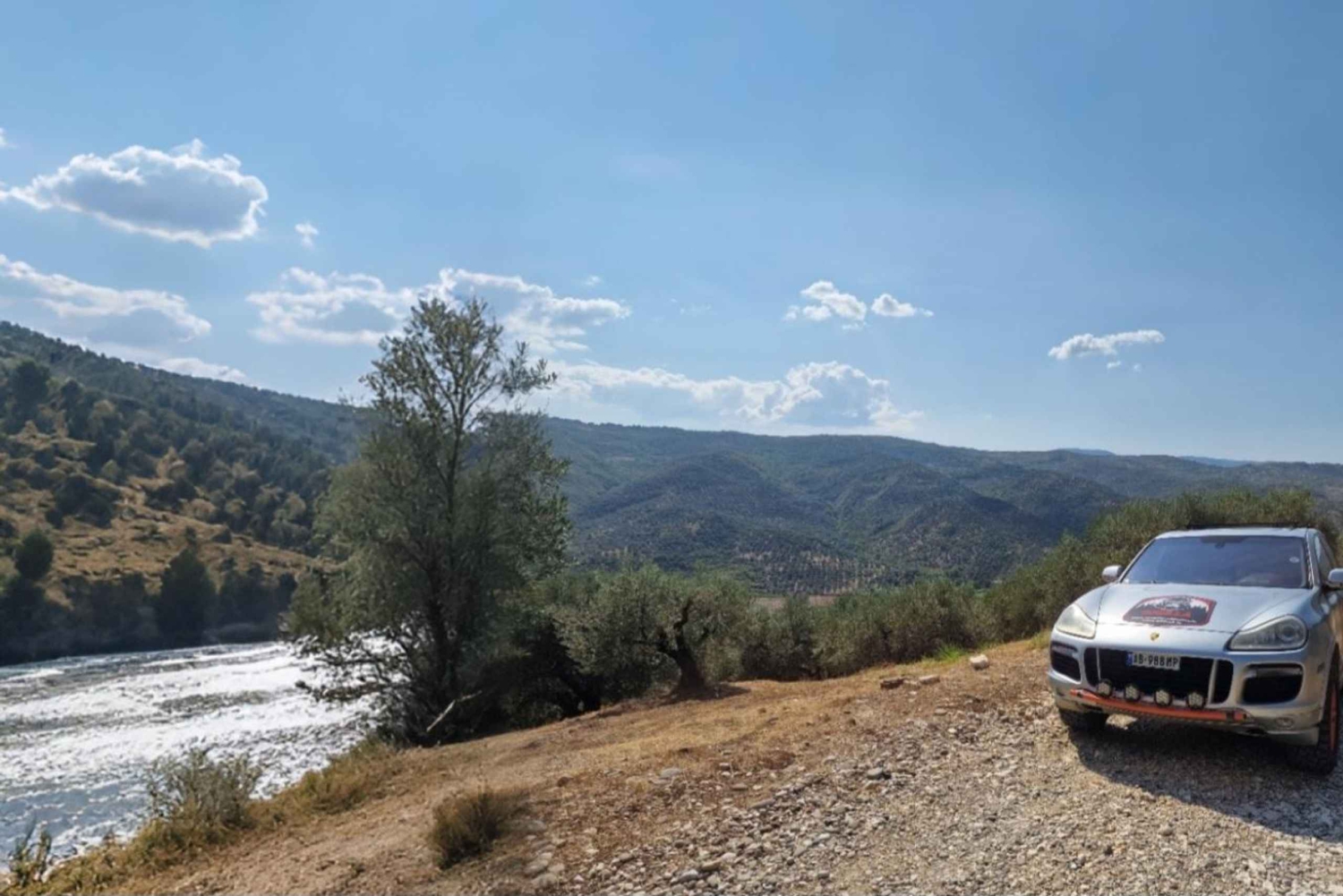 Tirana : excursion tout-terrain en Porsche Cayenne au lac Bovilla