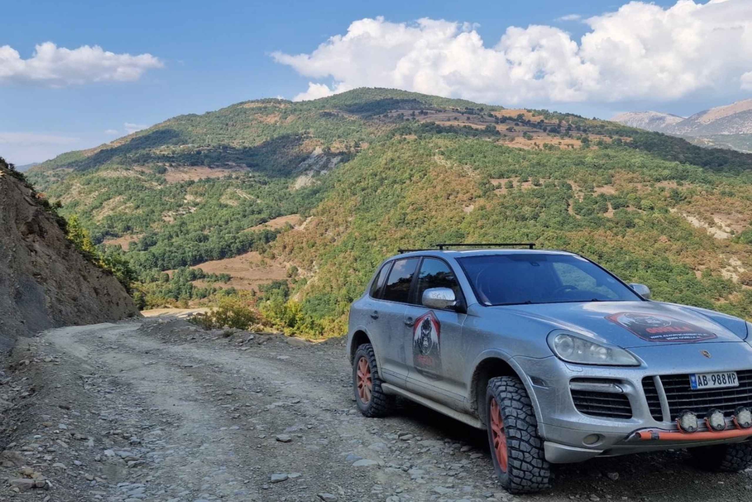 Tirana : excursion tout-terrain en Porsche Cayenne au lac Bovilla