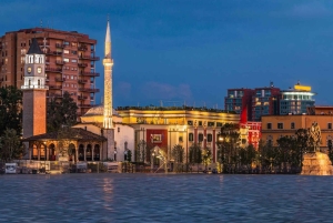 Tiranan tunnelma ja historia. Rakia tai viini sisältyy hintaan