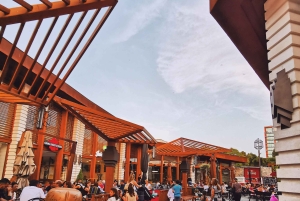 Tiranan tunnelma ja historia. Rakia tai viini sisältyy hintaan