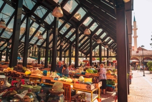 Tiranan tunnelma ja historia. Rakia tai viini sisältyy hintaan