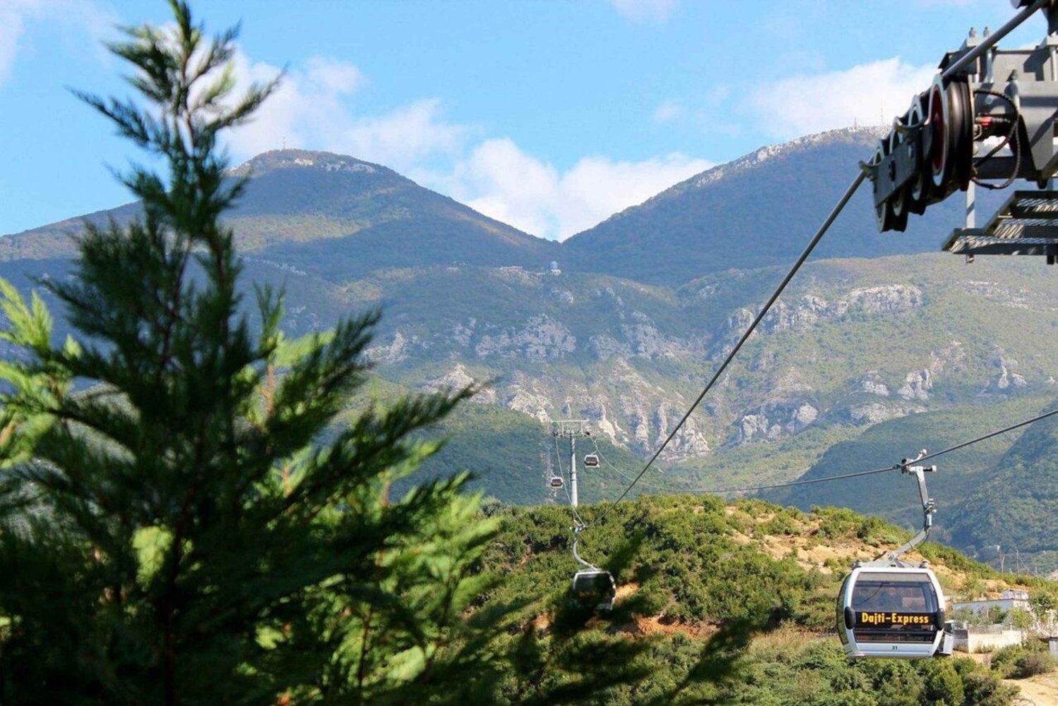 Teleférico de la ciudad de Tirana y la montaña Dajti desde Durres/Golem
