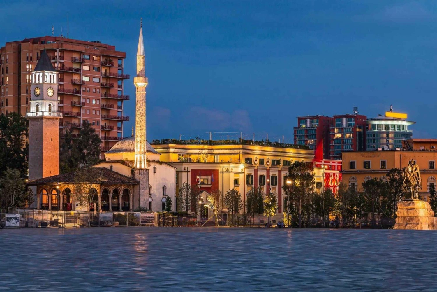 Tirana: Byliv og historisk sentrum